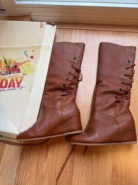 Women’s Brown Mid-Calf Lace-Up Leather Boots